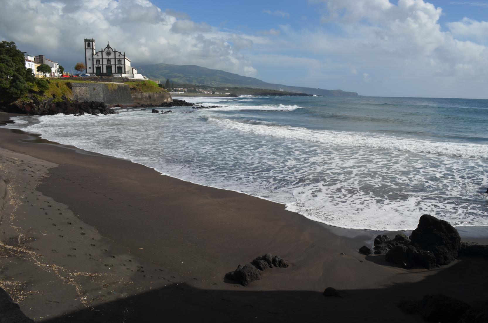 Praia de São Roque com igreja em Ponta Delgada, São Miguel, Açores