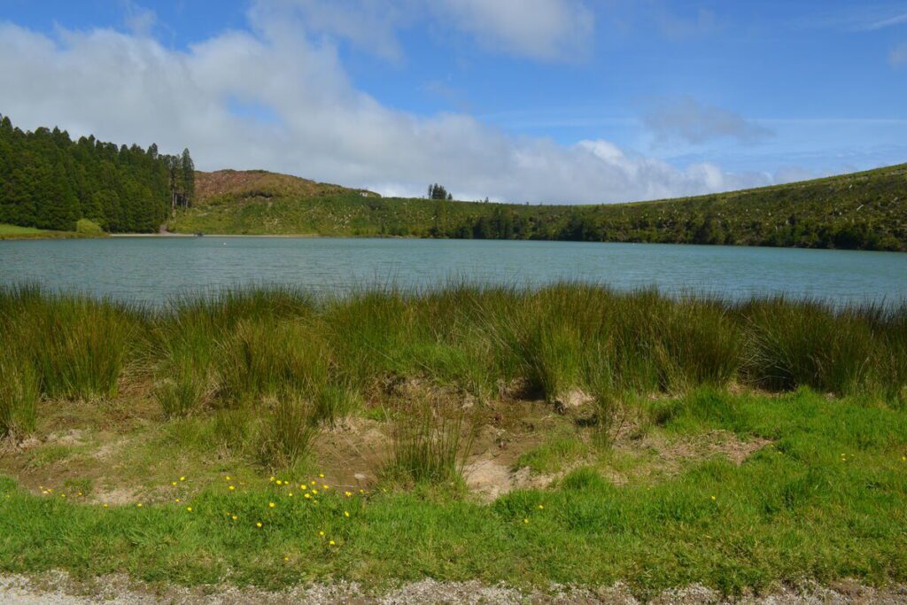 Lake and green hills at Lagoa de São Brás